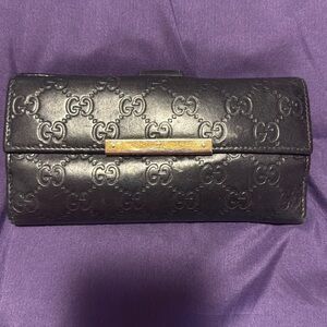 100% Authentic Women’s Gucci Vintage Wallet GREAT Condition Leather Is Clean .